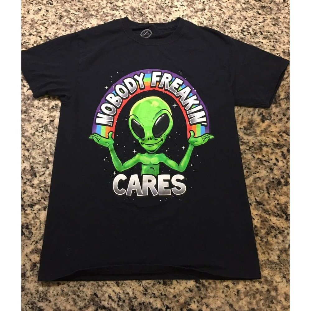 Nobody Freakin Cares Alien Graphic Tshirt Size Small - MAKE OFFER 🙂